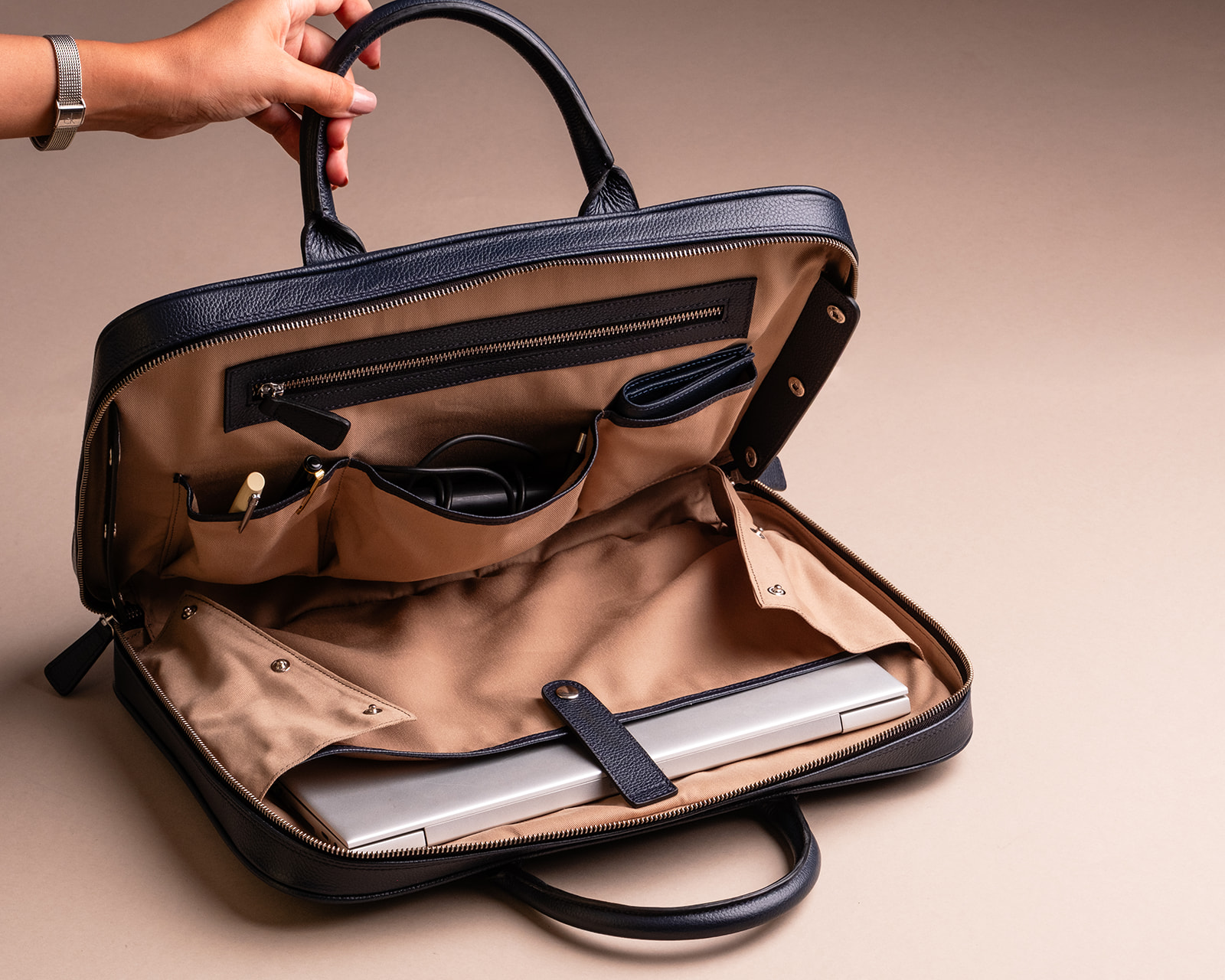 IDYR - FALL/WINTER 25 Le cadeau d’affaires idéal : un cartable professionnel fait main