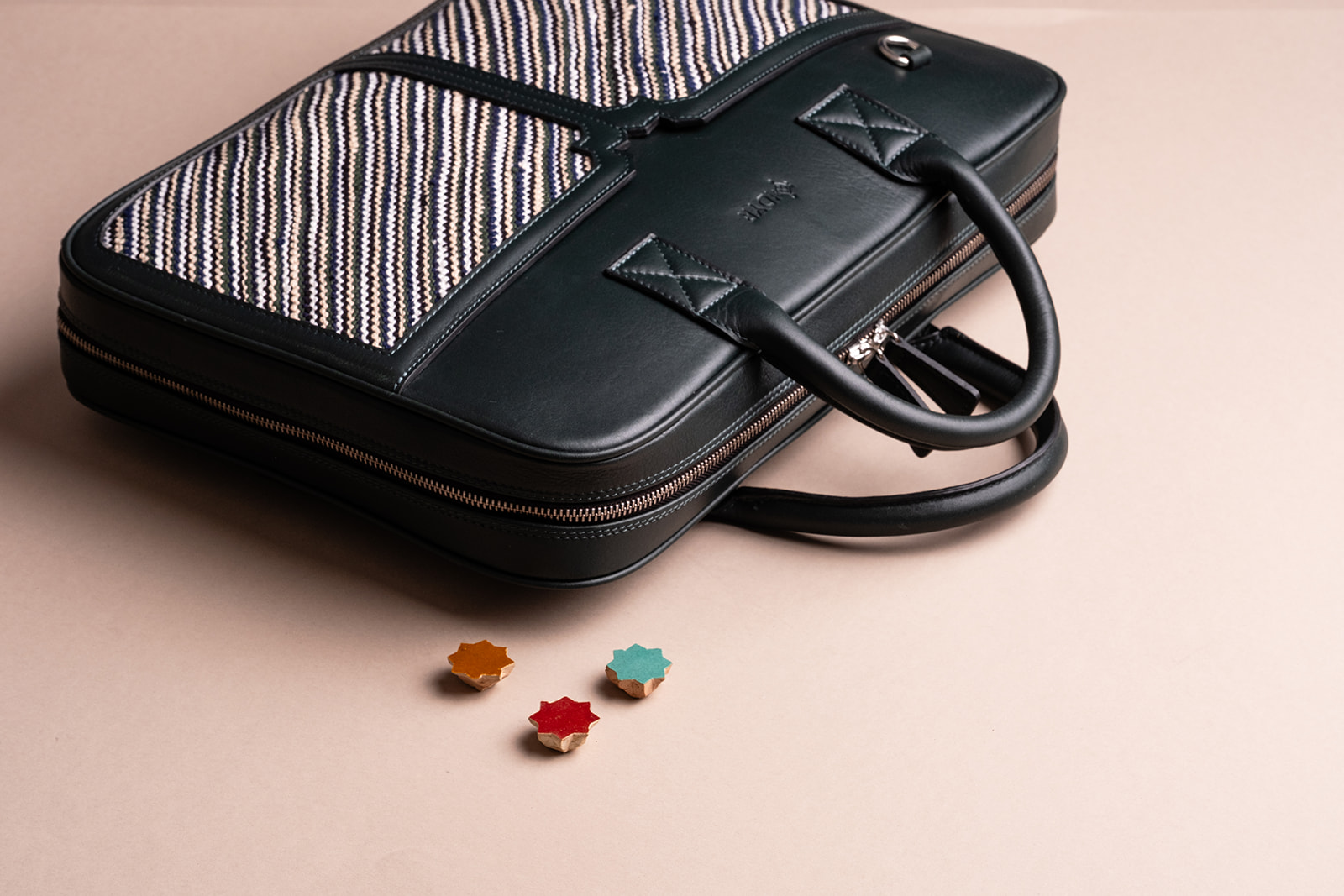 IDYR - FALL/WINTER 25 Le cadeau d’affaires idéal : un cartable professionnel fait main